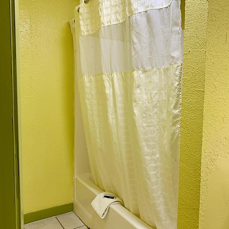 Luxury Inn Midland Exterior photo